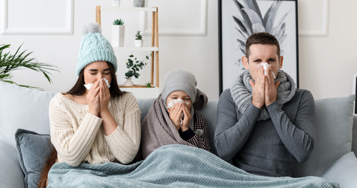 famille ayant froid blotti dans un couët