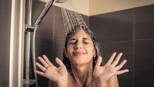 femme prenant une douche 